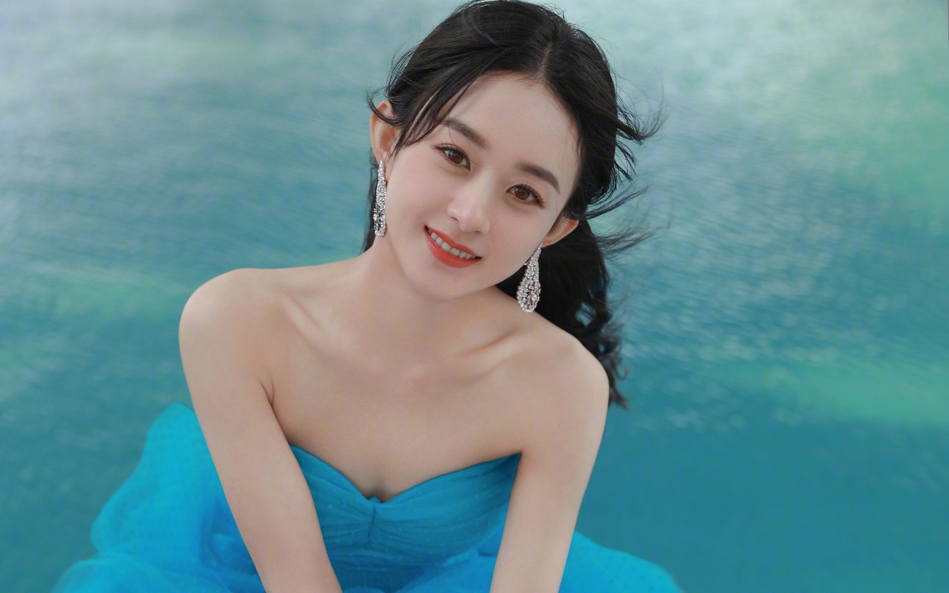 “赛季终点线临近，争冠之战白热化，谁能站上巅峰？”，什么叫白热化竞争